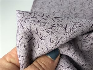 Patchwork stof - smukke blide blomsterblade i sart lilla